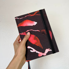 Cargar imagen en el visor de la galería, Agenda 2026 - DÍA POR HOJA (stock) (negro y rojo)
