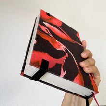 Cargar imagen en el visor de la galería, Agenda 2026 - DÍA POR HOJA (stock) (negro y rojo)
