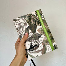 Cargar imagen en el visor de la galería, Agenda 2026 - DÍA POR HOJA (stock) (hojas)
