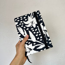 Cargar imagen en el visor de la galería, Agenda 2026 - DÍA POR HOJA (stock) (B&amp;N)
