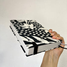 Cargar imagen en el visor de la galería, Agenda 2026 - DÍA POR HOJA (stock) (B&amp;N)
