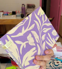 Cargar imagen en el visor de la galería, Agenda 2026 - DÍA POR HOJA - Lila
