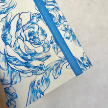 Cargar imagen en el visor de la galería, Cuaderno Flores azules
